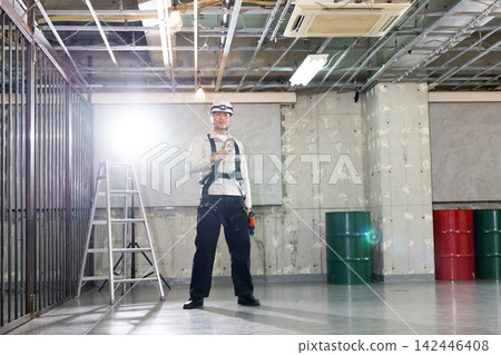 建築工人身穿全身式安全帶 建築工人身穿全身式安全帶 142446408