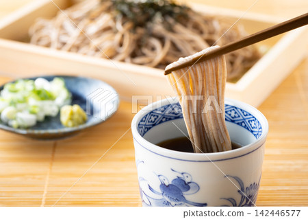 吃蕎麥麵時,要沾著麵條湯吃。 吃蕎麥麵時,要沾著麵條湯吃。 142446577