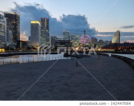從象鼻公園眺望港未來21區的日落景色和夜晚的摩天輪。 從象鼻公園眺望港未來21區的日落景色和夜晚的摩天輪。 142447084