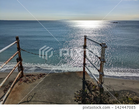 三浦半島的海岸線讓人想起海風帶來的懷舊之情，沿途還能看到鏽跡斑斑的舊欄桿。 142447085