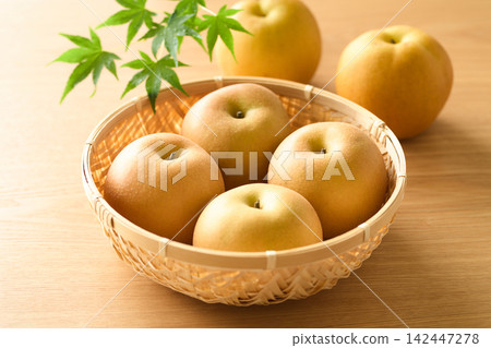 Pears served in a basket; Akizuki variety from Chiba Prefecture. Pears served in a basket; Akizuki variety from Chiba Prefecture. 142447278