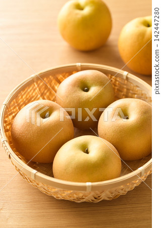 Pears served in a basket; Akizuki variety from Chiba Prefecture. Pears served in a basket; Akizuki variety from Chiba Prefecture. 142447280
