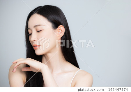 Beauty image of a woman with long hair Beauty image of a woman with long hair 142447374