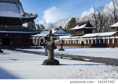 沿著白雪皚皚的道路漫步前往富山縣瑞龍寺 沿著白雪皚皚的道路漫步前往富山縣瑞龍寺 142447487
