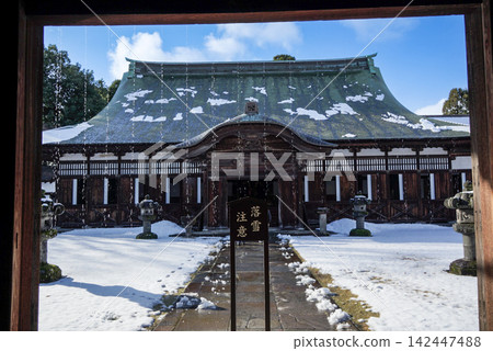 富山縣瑞龍寺:等待積雪融化。 富山縣瑞龍寺:等待積雪融化。 142447488