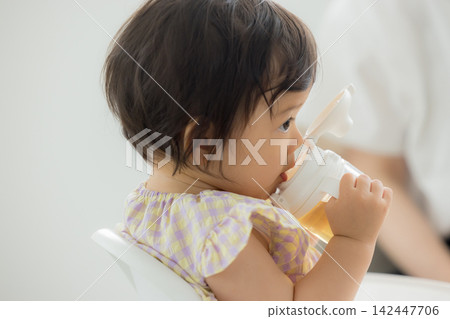 一個一歲女嬰在吃嬰兒食品 142447706