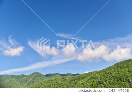 夏日天空，綠色的山脊和白色的雲朵 142447968