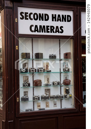 Display case with vintage cameras 142448079