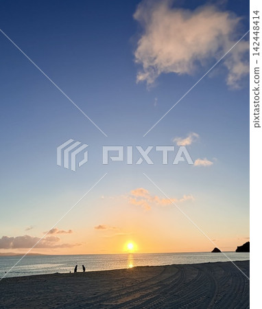 沖繩海上的日落-金色的夕陽映照著日落海灘 沖繩海上的日落-金色的夕陽映照著日落海灘 142448414
