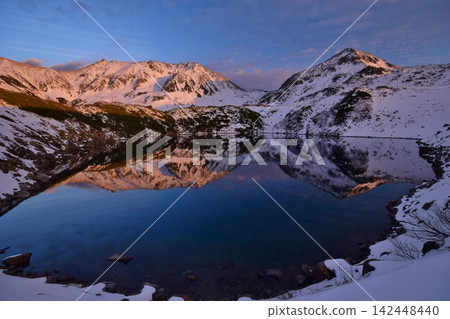 夕陽西下,立山山脈和禦栗賀池沐浴在金色的餘暉中。 夕陽西下,立山山脈和禦栗賀池沐浴在金色的餘暉中。 142448440