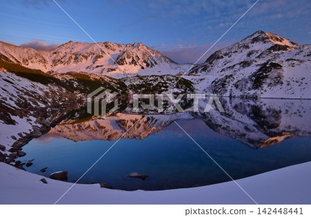 夕陽西下,立山山脈和禦栗賀池沐浴在金色的餘暉中。 夕陽西下,立山山脈和禦栗賀池沐浴在金色的餘暉中。 142448441