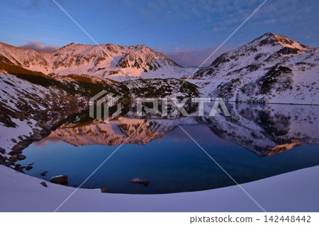 夕陽西下,立山山脈和禦栗賀池沐浴在金色的餘暉中。 夕陽西下,立山山脈和禦栗賀池沐浴在金色的餘暉中。 142448442
