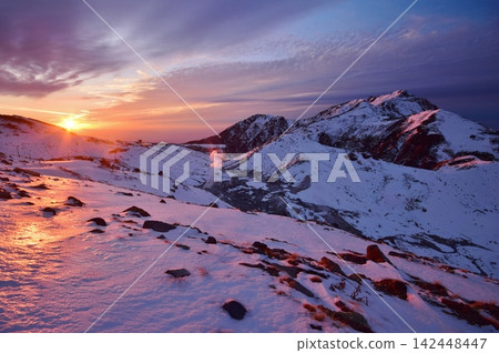 立山和大日山沐浴在夕陽之中 142448447