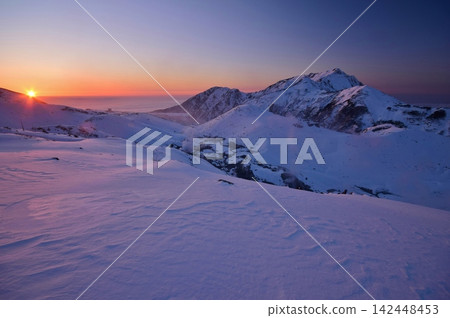 立山和大日山沐浴在夕陽之中 立山和大日山沐浴在夕陽之中 142448453