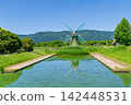 Windmills in a waterside area reflected on the water's surface (Kaizu City, Gifu Prefecture) 142448531