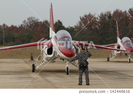 日本航空自衛隊T-4紅海豚教練機及維修人員。 日本航空自衛隊T-4紅海豚教練機及維修人員。 142448638