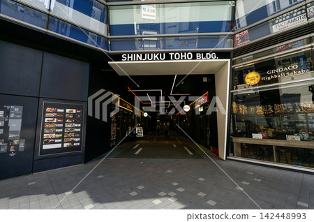 東京都新宿區歌舞伎町一丁目新宿東寶大樓西南側1樓入口 東京都新宿區歌舞伎町一丁目新宿東寶大樓西南側1樓入口 142448993