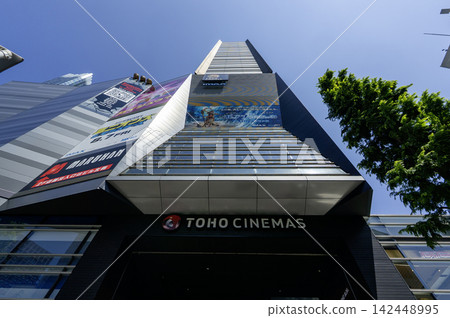 東京都新宿區歌舞伎町一丁目新宿東寶大廈的仰視景觀 東京都新宿區歌舞伎町一丁目新宿東寶大廈的仰視景觀 142448995