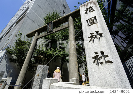 東京都新宿區新宿5丁目花園神社的神社銘牌和鳥居 東京都新宿區新宿5丁目花園神社的神社銘牌和鳥居 142449001