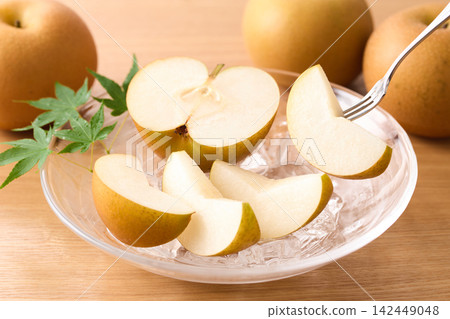 Pears served in a glass dish; Akizuki variety from Chiba Prefecture. Pears served in a glass dish; Akizuki variety from Chiba Prefecture. 142449048