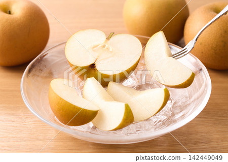 Pears served in a glass dish; Akizuki variety from Chiba Prefecture. Pears served in a glass dish; Akizuki variety from Chiba Prefecture. 142449049