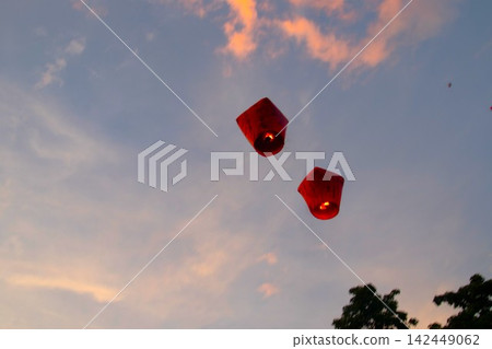 Traveling to Taiwan: Releasing Sky Lanterns in Shifen Traveling to Taiwan: Releasing Sky Lanterns in Shifen 142449062