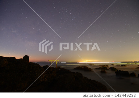 在大洗，夜幕降臨，地平線上，在矗立著鳥居的岩石海岸之外，泛起了一抹紅色的光芒。 142449258
