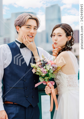 街頭婚禮:一對在戶外嬉戲的新人 街頭婚禮:一對在戶外嬉戲的新人 142449945