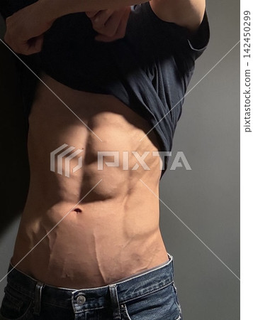 一位擁有六塊肌和健美體格(上半身)的日本男子 一位擁有六塊肌和健美體格(上半身)的日本男子 142450299