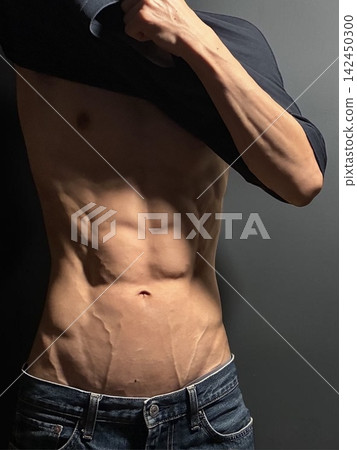 一位擁有六塊肌和健美體格(上半身)的日本男子 一位擁有六塊肌和健美體格(上半身)的日本男子 142450300