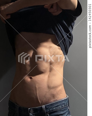 一位擁有六塊肌和健美體格(上半身)的日本男子 一位擁有六塊肌和健美體格(上半身)的日本男子 142450301