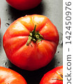 Red ripe fresh organic tomatoes on background splashed with water, healthy nutritious vegetables 142450976