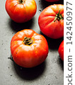 Red ripe fresh organic tomatoes on background splashed with water, healthy nutritious vegetables 142450977