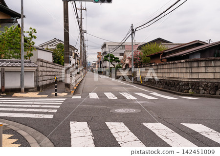 地方道路：自 2026 年 9 月 1 日起，當地道路的法定速限將從 60 公里/小時降至 30 公里/小時。 142451009