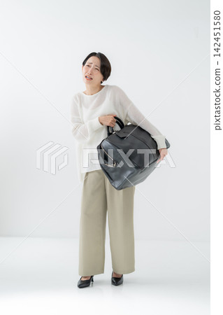 一個女人帶著一包 142451580