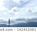 夏日的雲、輸電塔和山脈 142452081
