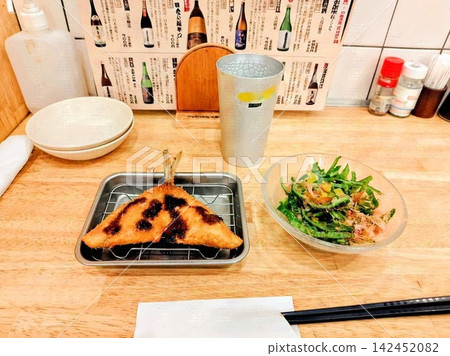 一杯飲料配一些炸物 一杯飲料配一些炸物 142452082