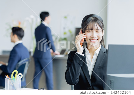 在辦公室工作的年輕女商人 在辦公室工作的年輕女商人 142452104