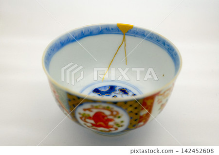 一個經過金飾修復並繪有琺瑯彩的碗（橫向視圖，內視圖） 142452608