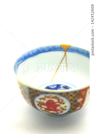 一個經過金飾修復並繪有琺瑯彩的碗（垂直視圖，內視圖） 142452609