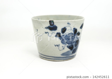 用漆器修復技術鑲嵌珍珠母的蕎麥麵杯（橫向視圖）。 142452611