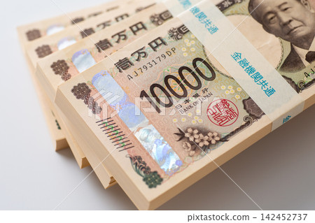一疊價值400萬日圓的鈔票 一疊價值400萬日圓的鈔票 142452737