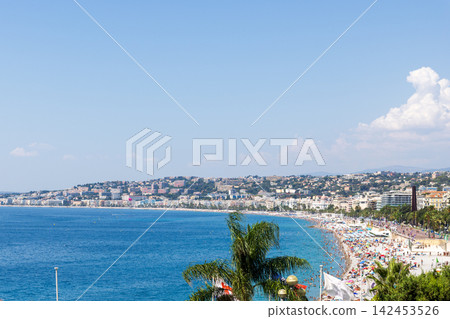 盛夏時節,法國南部尼斯的海灘景色。 盛夏時節,法國南部尼斯的海灘景色。 142453526