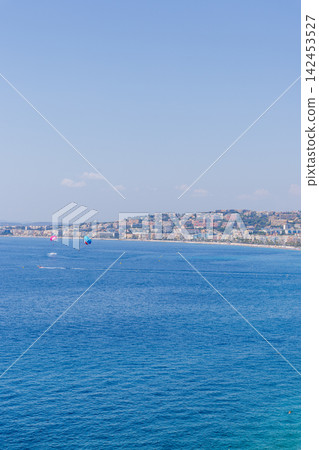 盛夏時節,法國南部尼斯的海灘景色。 盛夏時節,法國南部尼斯的海灘景色。 142453527