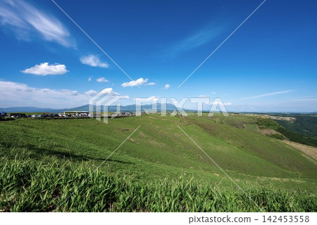 熊本縣大觀峰草原和遠處的九重山脈 熊本縣大觀峰草原和遠處的九重山脈 142453558
