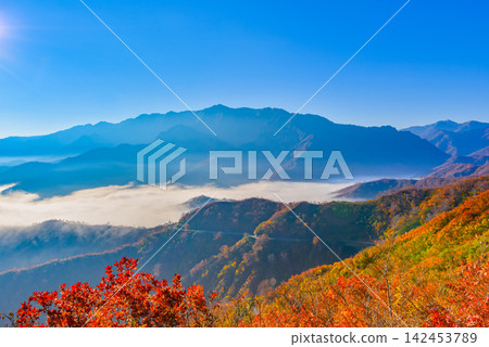 在一個晴朗的秋日早晨,從栞峠瀑布雲海觀賞點可以看到雄偉的荒澤山和浩瀚的雲海。 在一個晴朗的秋日早晨,從栞峠瀑布雲海觀賞點可以看到雄偉的荒澤山和浩瀚的雲海。 142453789