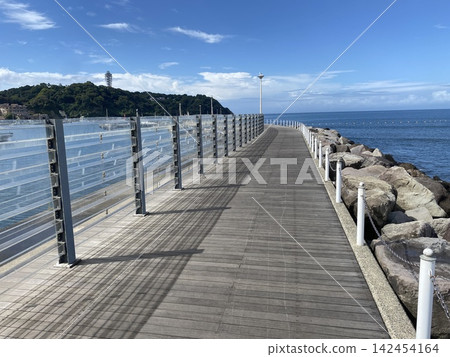 Summer walkway on the wooden deck at Nishihama, Enoshima, Shonan Summer walkway on the wooden deck at Nishihama, Enoshima, Shonan 142454164