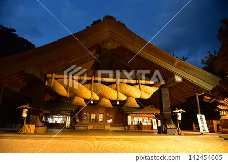 Izumo Taisha Shrine: Nighttime Kagura Hall, Fukujin Festival Okomori Hall Izumo Taisha Shrine: Nighttime Kagura Hall, Fukujin Festival Okomori Hall 142454605