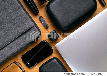 木桌上擺放著USB充電器和各種小工具。 142454973