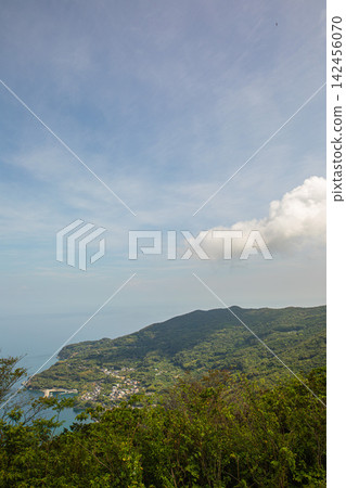 藍天白雲下,沿海村落的景色徐徐展開。 藍天白雲下,沿海村落的景色徐徐展開。 142456070
